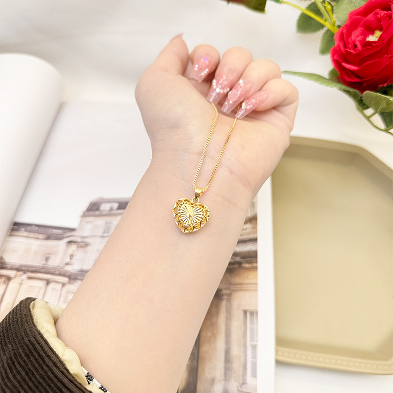 Arena oro estilo popular amor hueco tallado flor colgante melocotón corazón todo partido dulce tridimensional Pequeño Libro Rojo mismo estilo fábrica al por mayor