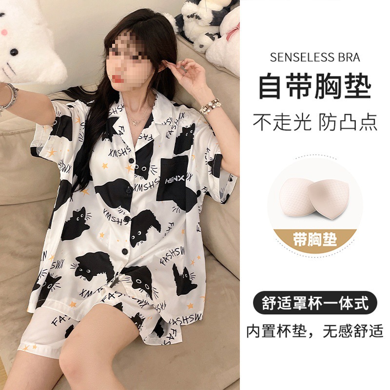 흰 고양이 [가슴 패드를 가져옴]