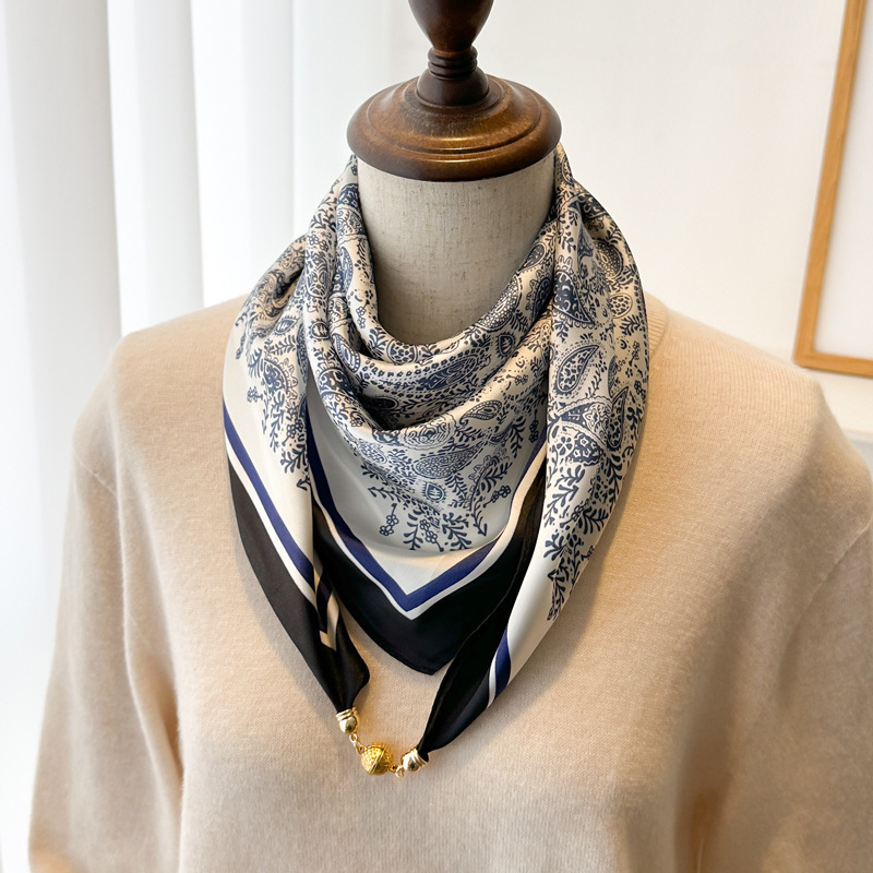 Pañuelo triangular de seda con hebilla magnética para mujer_voghion.com