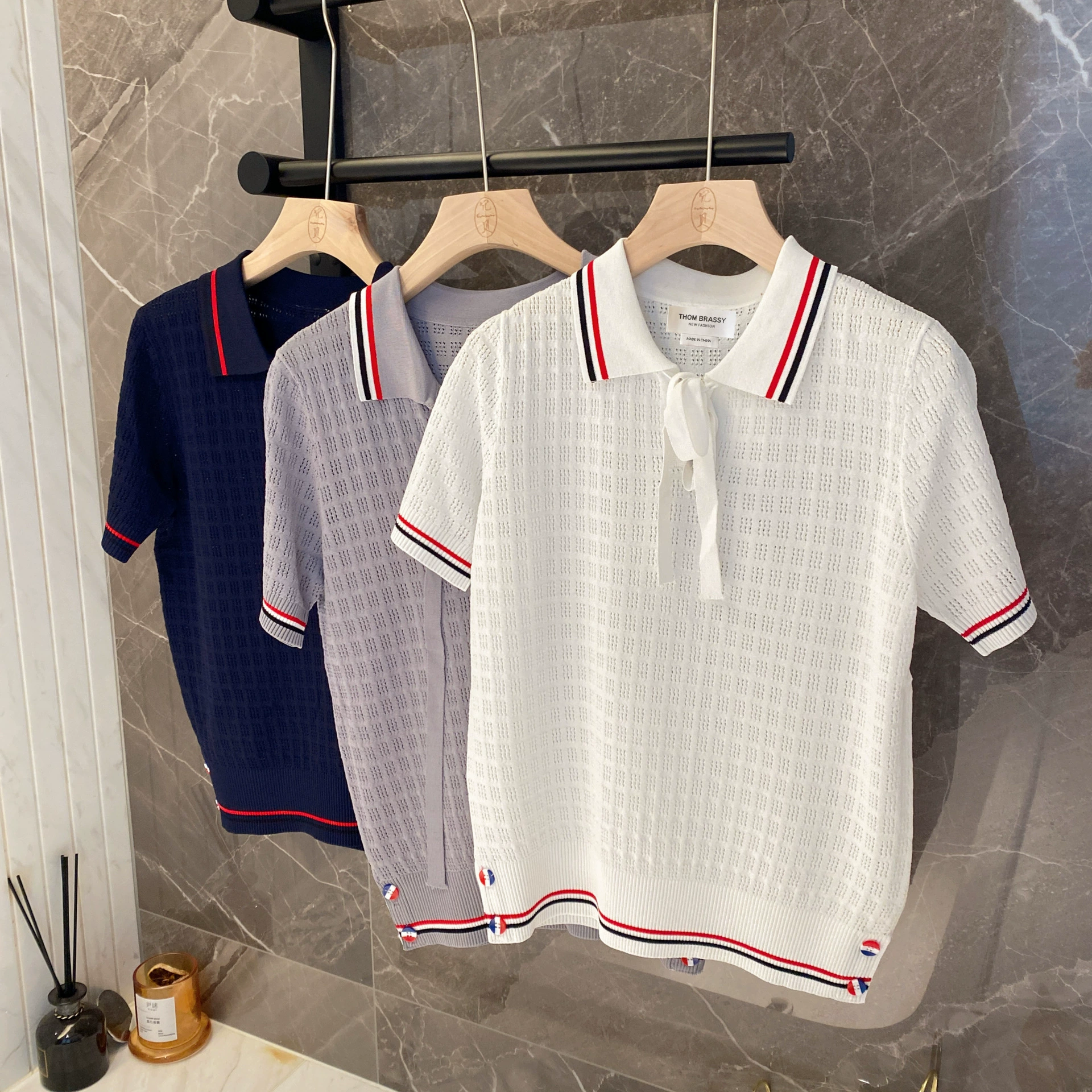 THOM BRASSY 3030 модная и универсальная модель с короткими рукавами и шнуровкой.