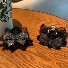 AB面の小さいサイズの蝶結びの前髪は女性の側の端を挟みます。