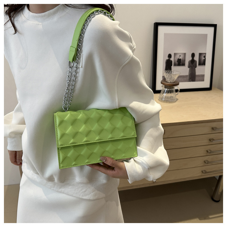 The 2024 autumn new embossed diamond-shaped single-shoulder crossbody bag with a chain design is a niche, fashionable, simple and retro small square bag undefined