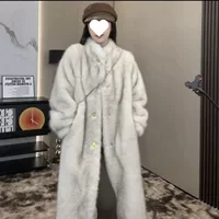 Длинное зимнее модное пальто, средней длины, в городском стиле.