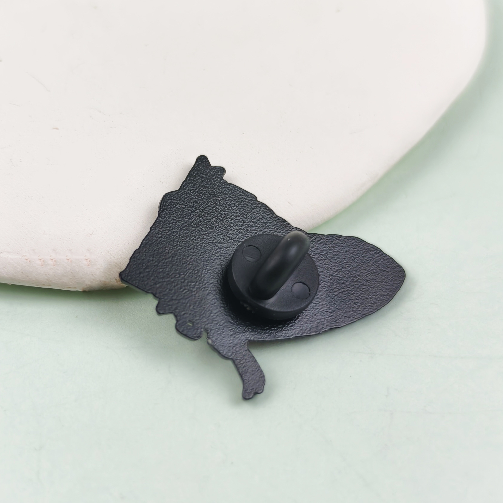 Broche de mariposa de dibujos animados transfronterizos, vestido de niña, cuello, collar, accesorios, adornos simples, pines de insignia