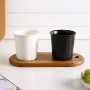 手握造型简约纯白喝水杯