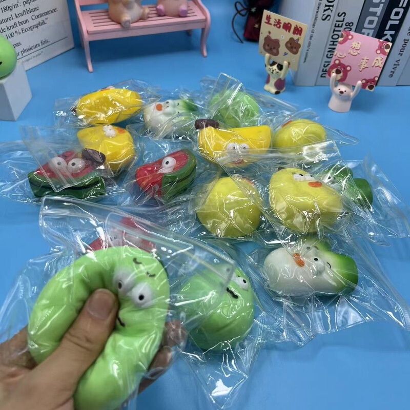 創意的な流体の果物と野菜は子供のおもちゃのナシをつまんで果物のバナナの泥感のスイカをシミュレーションします。|undefined