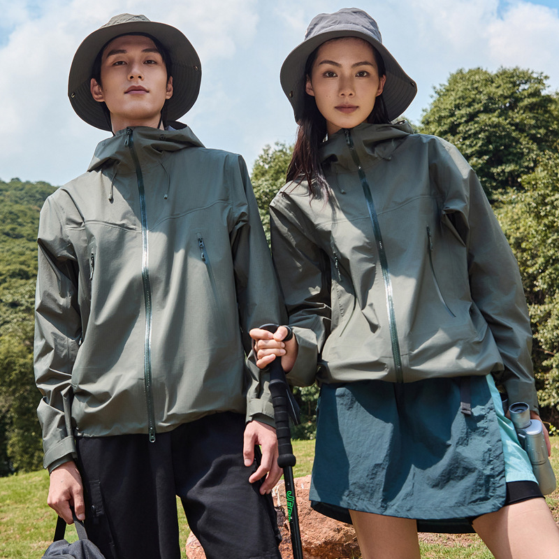 Outdoor Lightweight Hardshell Jacket with Fully Taped Seams, Windproof and Waterproof Jacket for Men and Women, Mountaineering Clothing, Single-Layer Long-Sleeved Outerwear Outdoor Lightweight Hardshell Jacket with Fully Taped Seams, Windproof and Waterproof Jacket for Men and Women, Mountaineering Clothing, Single-Layer Long-Sleeved Outerwear