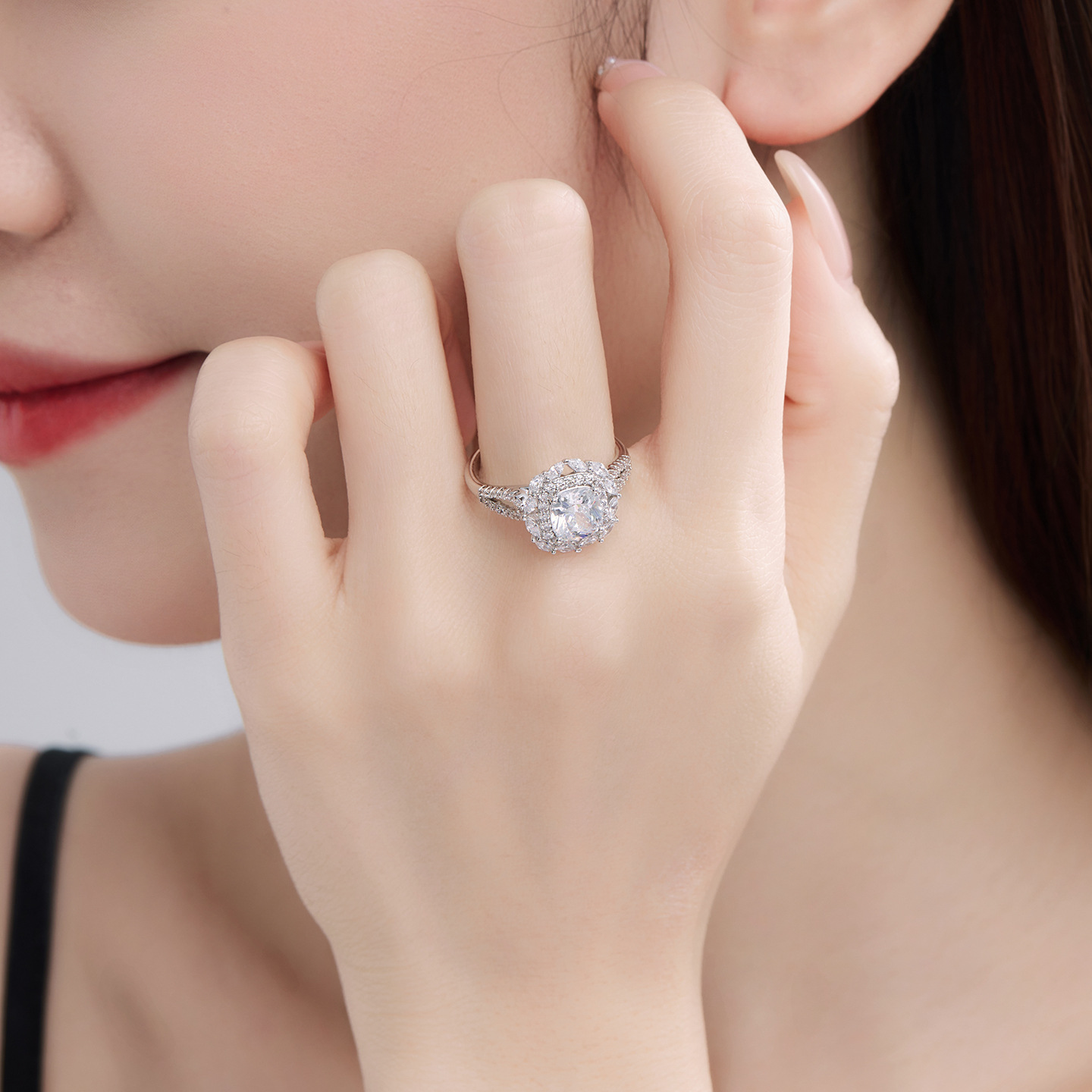 Xuping temperamento elegante ligeramente incrustado con anillo de lujo ligero de zirconio nicho transfronterizo europeo y americano suave anillo de viento al por mayor para mujeres