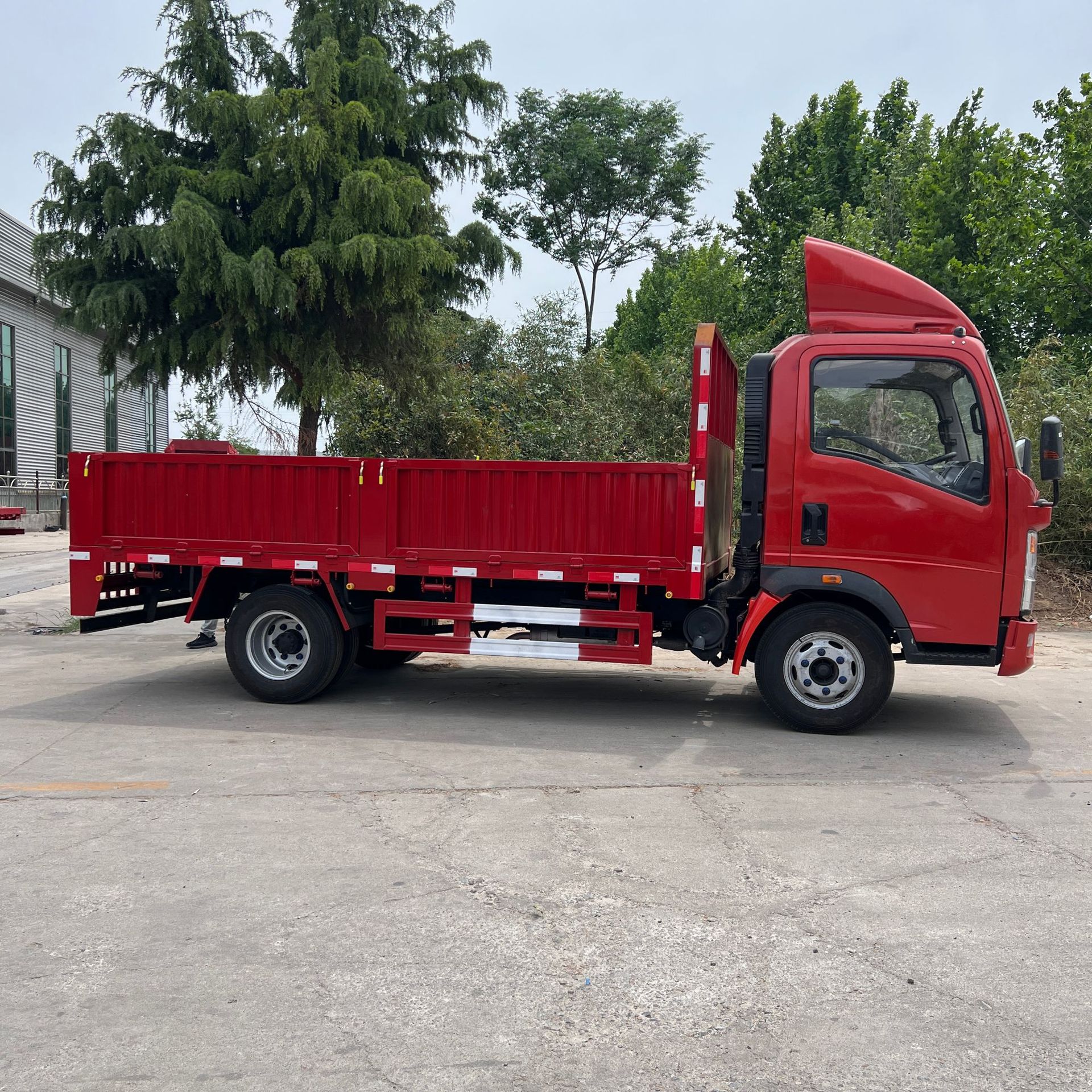 Exported to Africa and Central Asia, Sinotruk HOWO light truck, high-cab dump truck, factory refurbished, OEM 4×2 truck