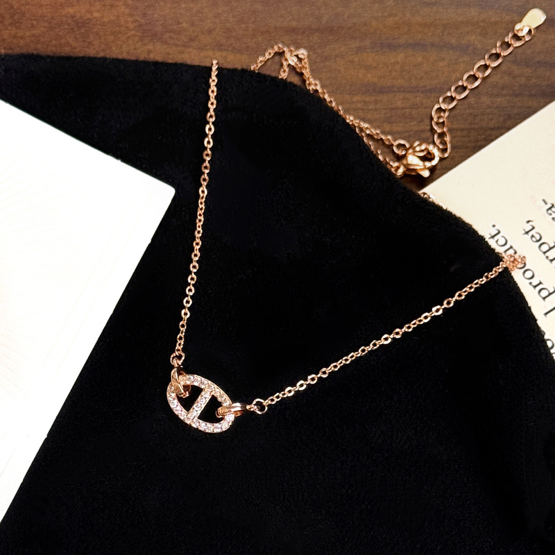 New Versatile Light Luxury Niche Design Pig Nose Full Diamond Necklace for Women, Fashionable Clavicle Chain, High-End Jewelry Wholesale New Versatile Light Luxury Niche Design Pig Nose Full Diamond Necklace for Women, Fashionable Clavicle Chain, High-End Jewelry Wholesale