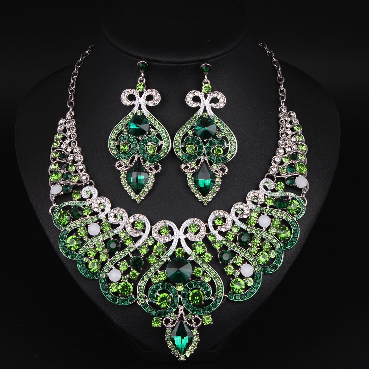 Ensemble collier et boucles d'oreilles ras du cou entièrement sertis de diamants, de qualité européenne et américaine, très prisé pour les robes et les soirées de gala._voghion.com