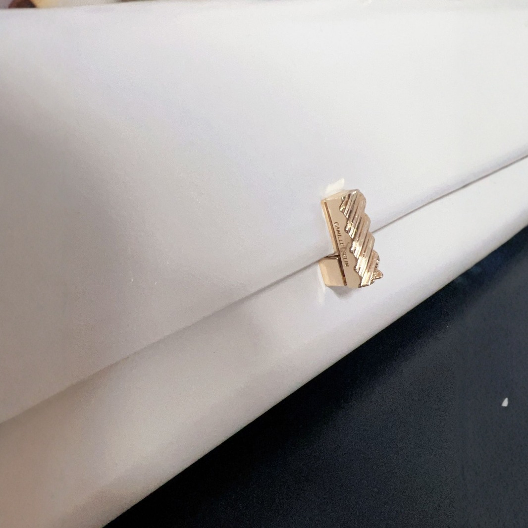 Bolso de mujer Carmel 2025 bolso de mano diagonal primavera - verano moda de cadena, barra de oro diagonal, nueva Alta Gama