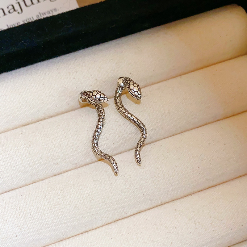 Pendientes de perlas asimétricas con cuernos de diamantes súper parpadeantes de plata Pendientes de nicho de viento frío femenino Pendientes de lujo ligero de alta calidad
