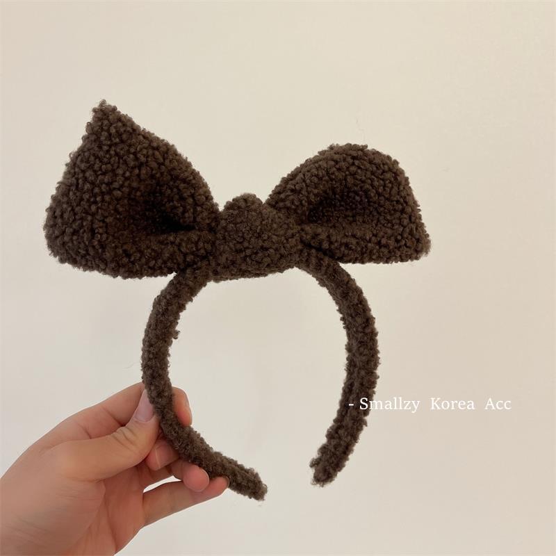 Cordero marrón oscuro con pelo y orejas grandes