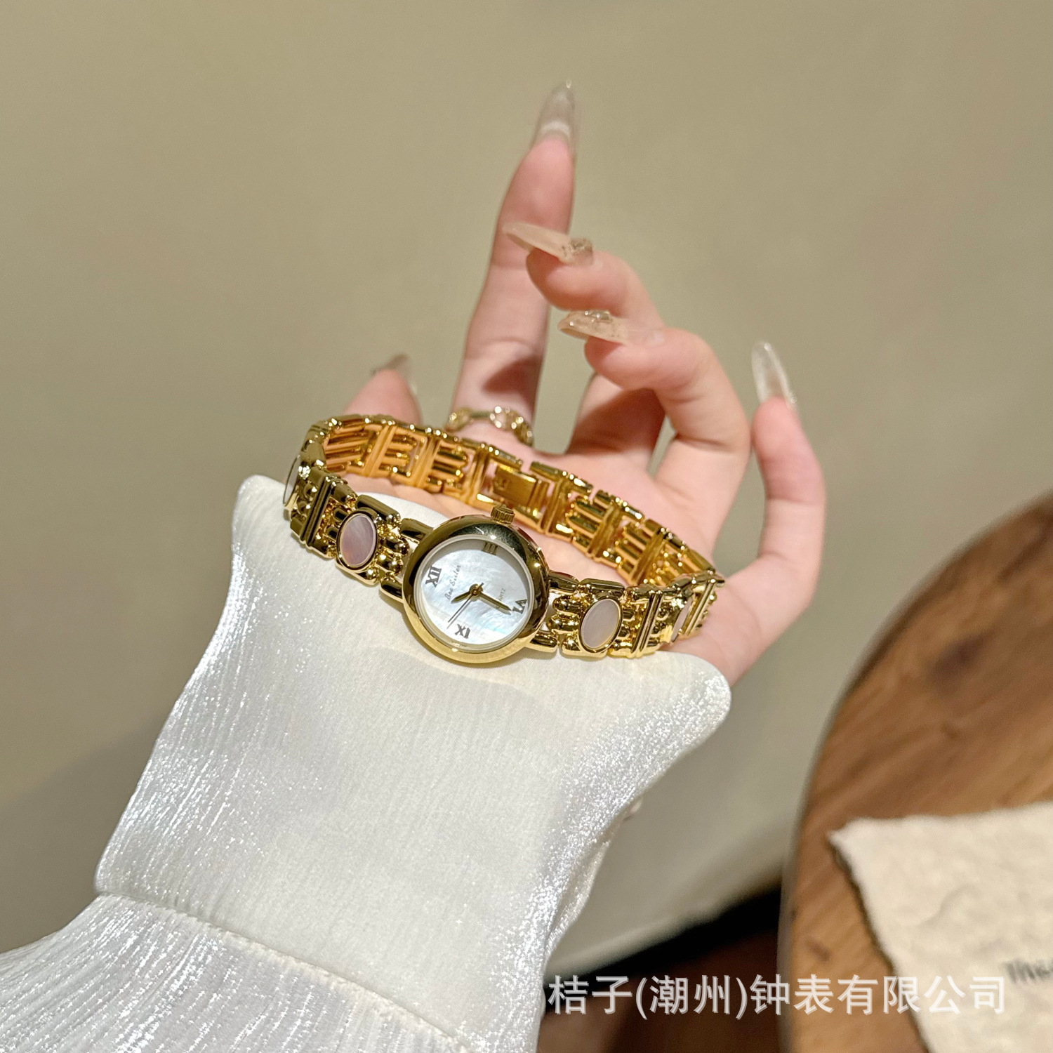 Light luxury gold and white [mother-of-pearl chain]