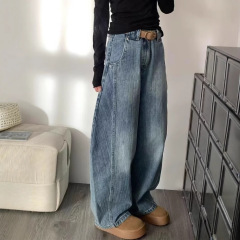 アメリカの街頭の曲がりくねったナイフのジーパンの女性の春夏のデザイン感の鎌のまっすぐな筒はゆったりしていて痩せています。
