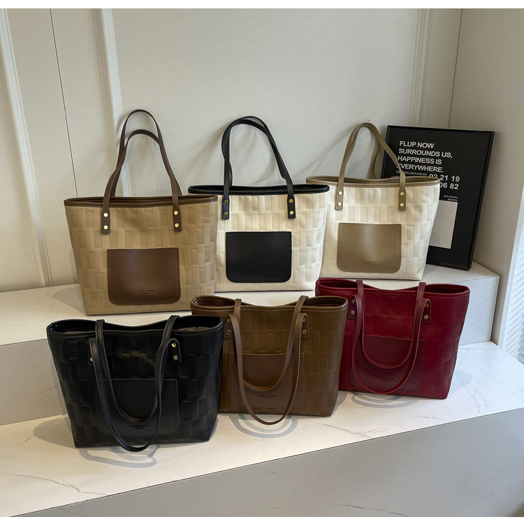 High end commuting for women 2024 new fashionable contrasting color large capacity student shoulder tote bag_voghion.com