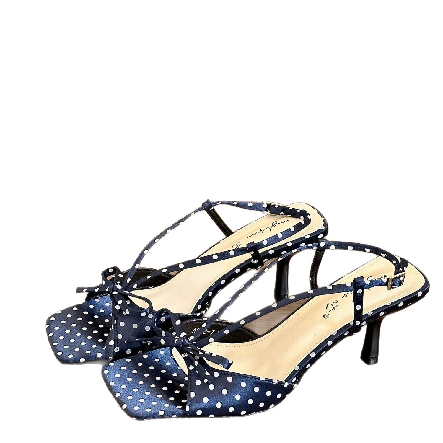 Sandals with bow with a strap, western style