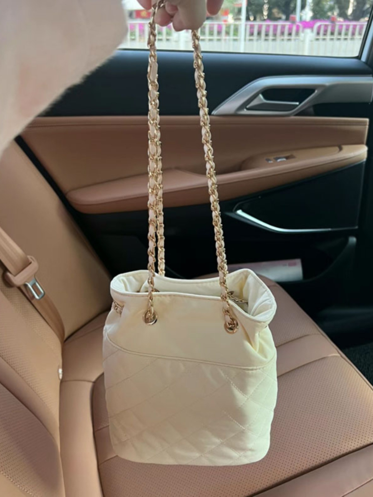 Longxin mismo estilo color crema Chanel estilo rombo cadena bolsa para mujeres 2023 nuevo cordón acolchado de un solo hombro bolsa de cubo