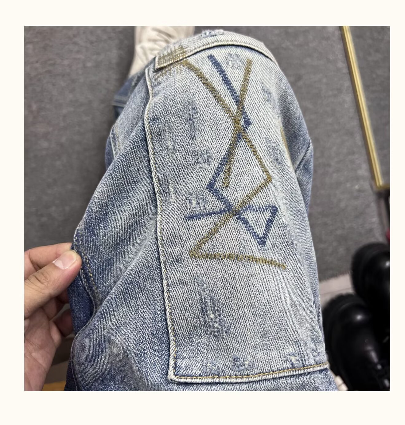 Jeans slim stretch da uomo con strappi patch e ricami_voghion.com
