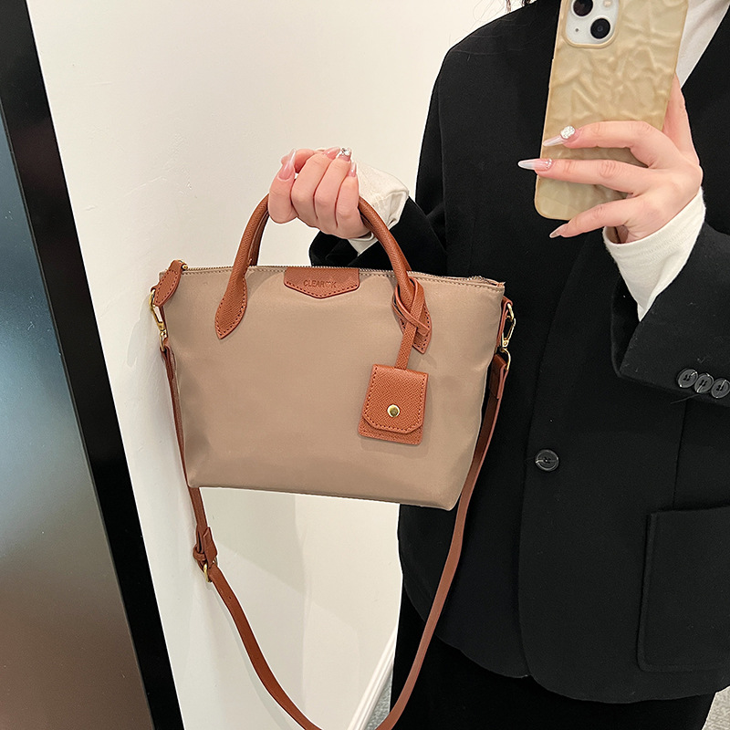 Transfronterizo nueva tela de nylon ligero Portátil Bolsa de mano de las mujeres 2024 primavera popular moda hombro bolsa de mensajero