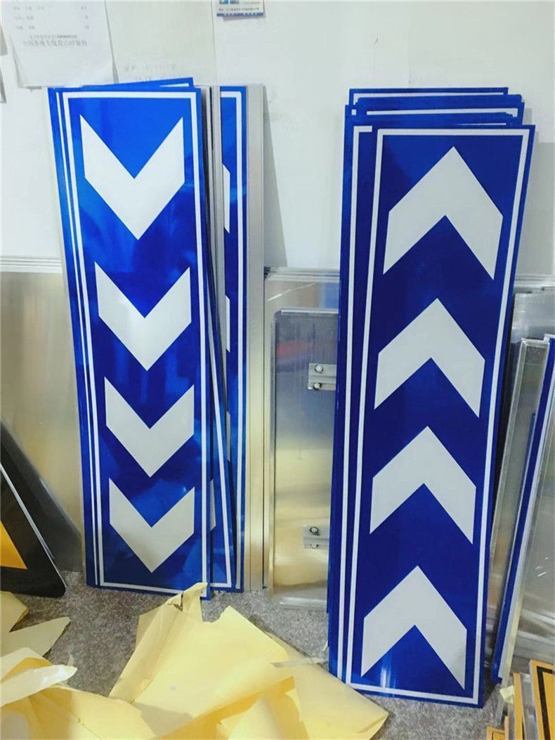 帮手描述图：交通标志牌地下车库停车场道路坡道箭头指示导向诱导