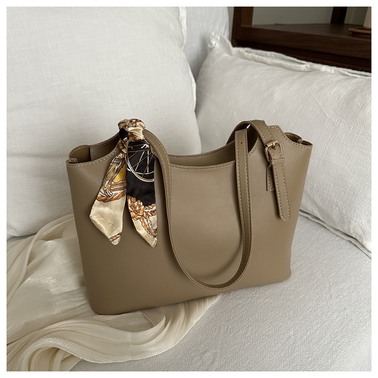 Paquete tote de gran capacidad para desplazamientos transfronterizos nuevo bolso de mujer simple, bolso de hombro retro, bolso de cubo de piel blanda