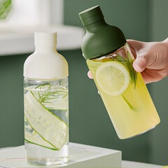 冷たいカップの冷たい泡の事務室のお茶の瓶のグラスの冷たい泡の瓶の冷たい泡のコップの冷たい泡のガラスの瓶