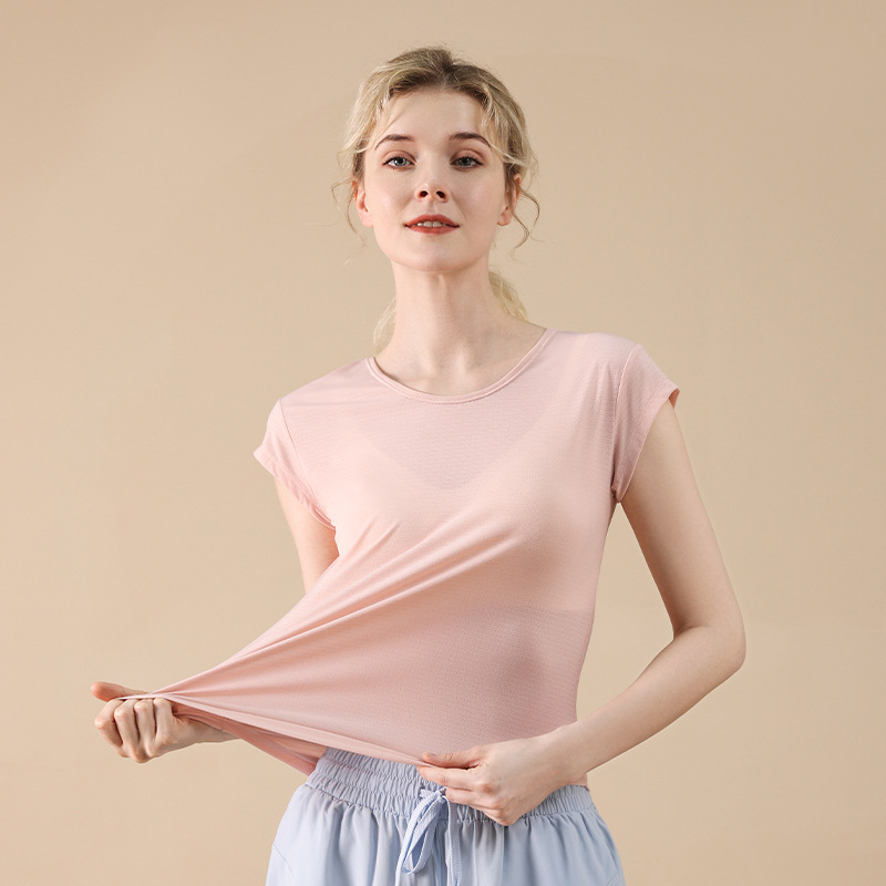 ヨガ服の女性のランニングの上着はゆったりしていて、視覚はやせています。|undefined