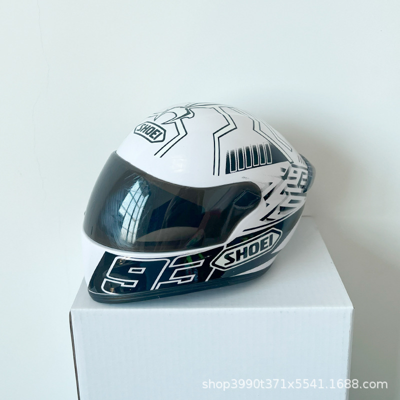 Motocicleta oso casco muñeca tensión oso gato afortunado motocicleta cola caja asiento trasero decoración modelo casco pequeño