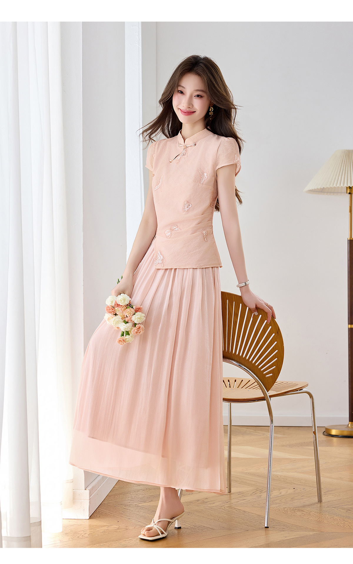 Set áo sơ mi thêu hoa kết hợp chân váy midi phong cách tân cổ điển — Màu hồng, màu trắng ngà chi tiết 14