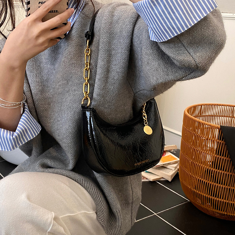 Bolsa de media luna de aire de alto nivel, bolsa de brazo para mujeres 2025, nuevo invierno de moda universal, cadena de hombro, bolsa de tramo inclinada