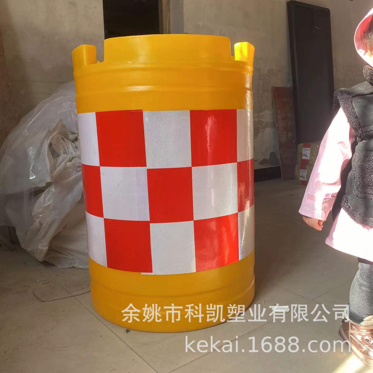 防撞桶PE料 滚塑工艺 圆柱反光防撞桶