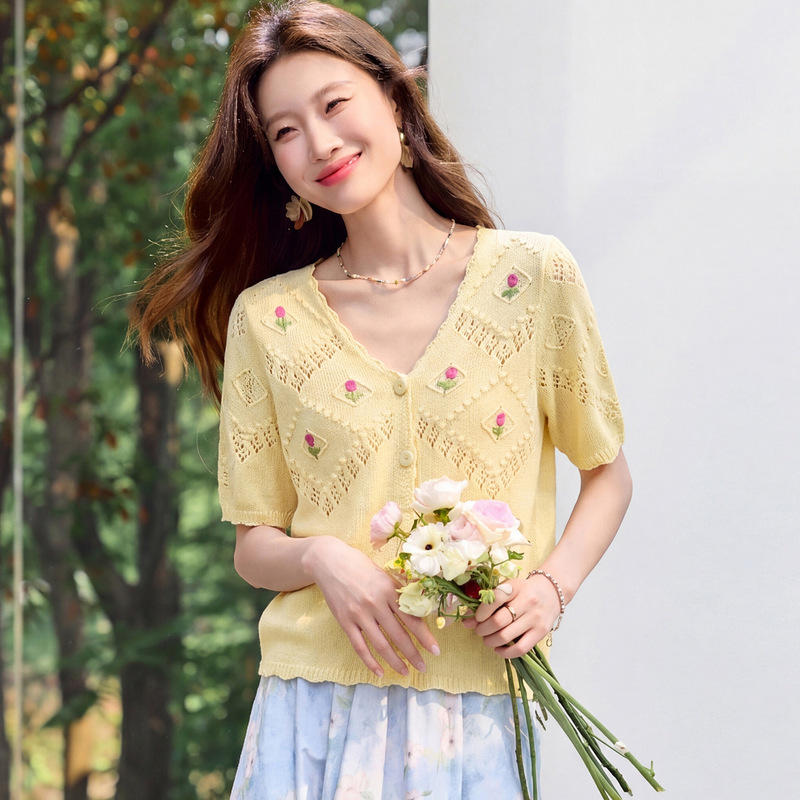 Hand-Crocheted Floral Knit Cardigan with Floral Embroidery, 2026 Summer New Style, Youthful Short Top Hand-Crocheted Floral Knit Cardigan with Floral Embroidery, 2026 Summer New Style, Youthful Short Top