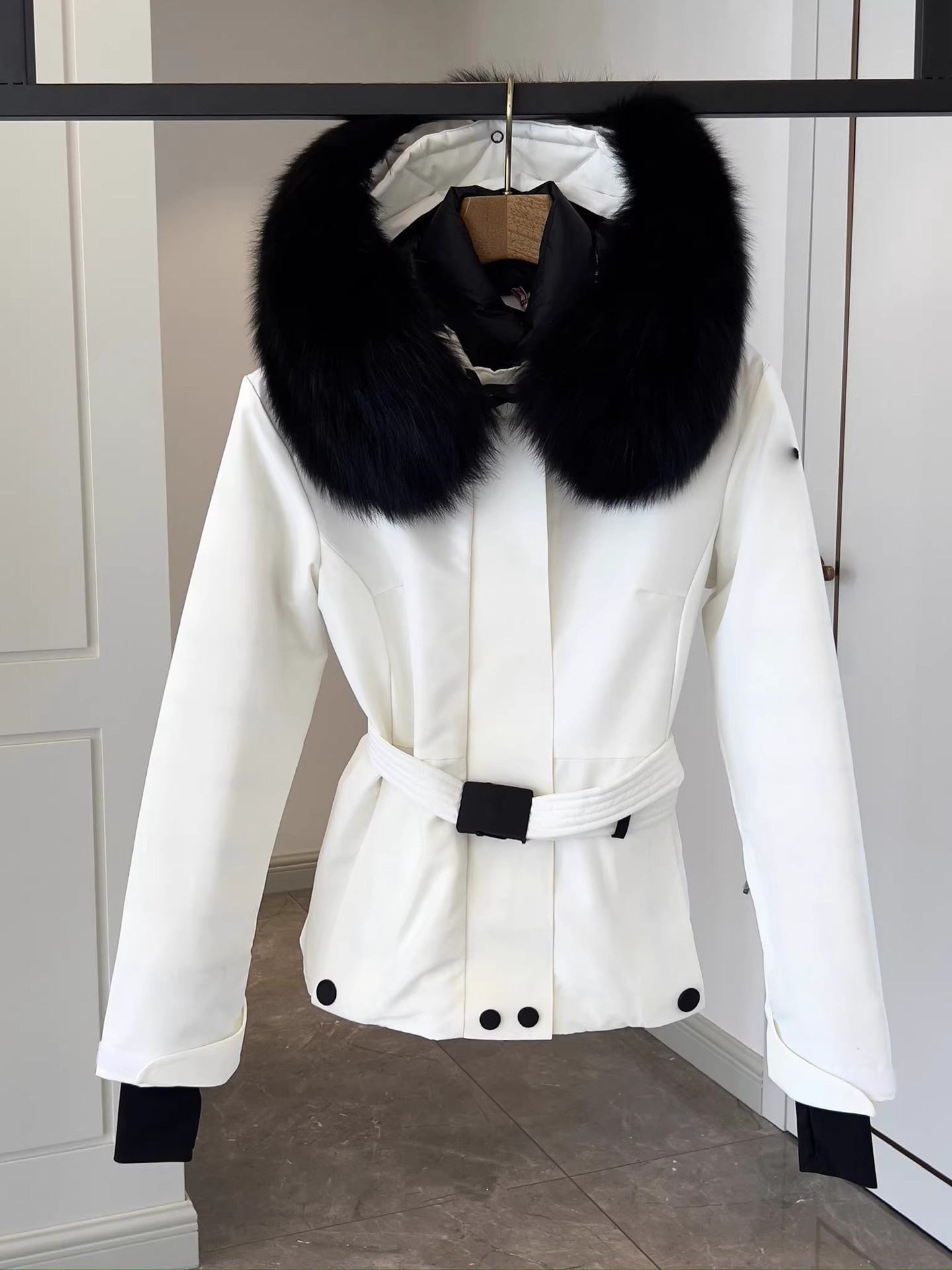 2025年冬新款m蒙家羽绒服女修身收腰鹅绒加厚狐狸毛领滑雪服休闲