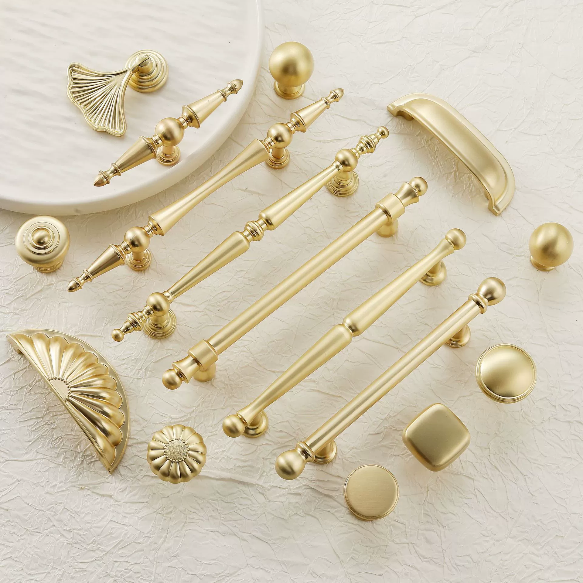 Цинковый сплав во французском стиле, легкая роскошная золотая дверная ручка шкафа, современный простой ящик медного цвета, шкаф с одним отверстием, твердая ручка.