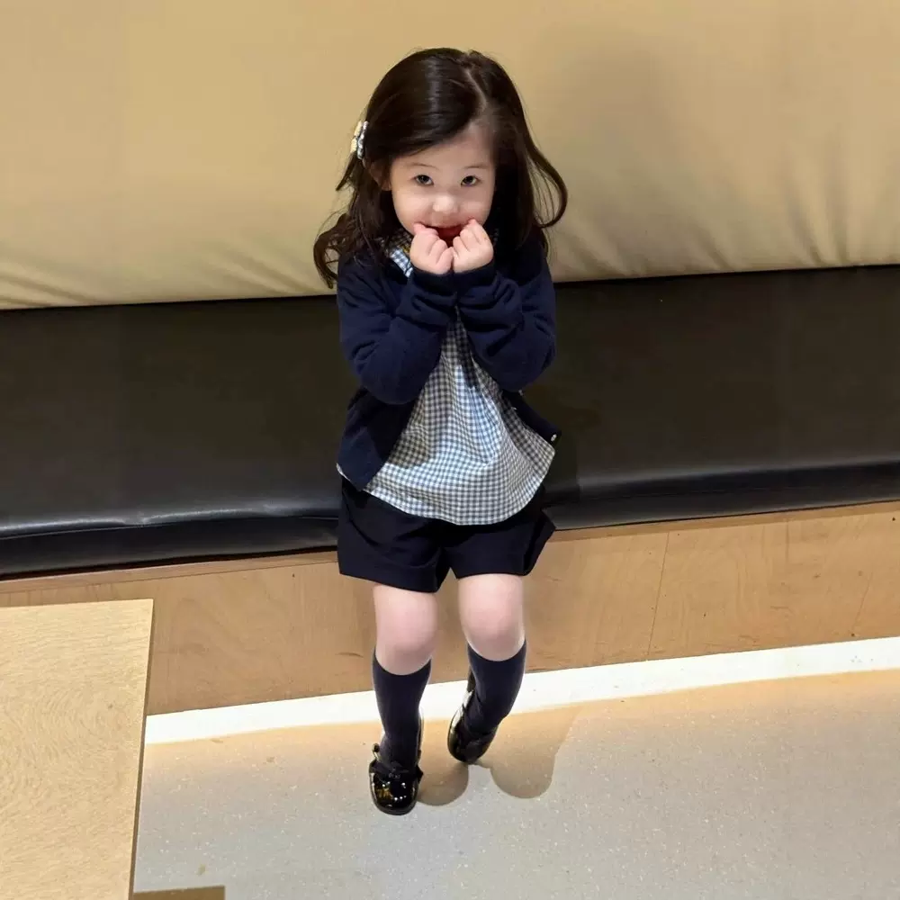 女童秋装套装2025新款儿童娃娃领衬衫洋气小童针织开衫黑色短裤潮