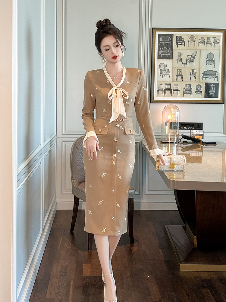 Đầm ôm body nữ cổ chữ V thêu nơ phong cách Pháp — Màu kaki