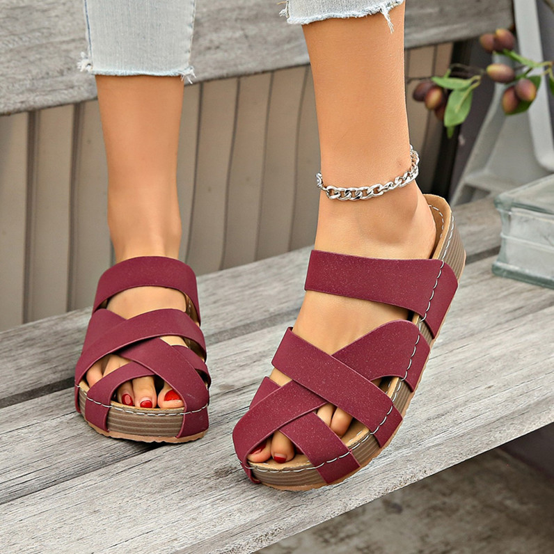 Ladies thick-soled slippers 2025 summer new European and American foreign trade plus size fashion comfortable outside wear beach sandals wholesale