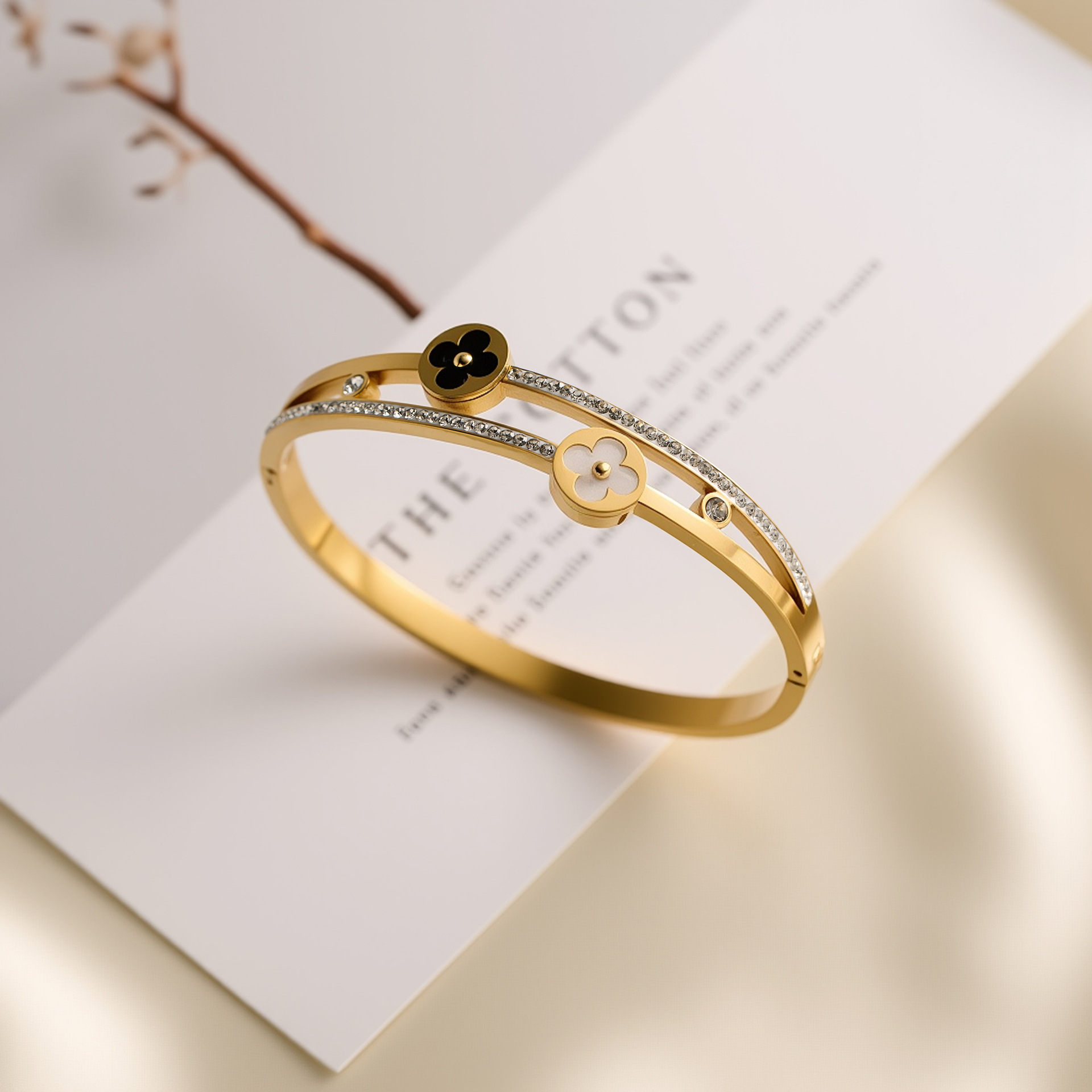 Moda coreana transfronteriza de titanio de acero blanco y negro de trébol de cuatro hojas pulsera femenina de concha blanca diamante 18k hebilla de oro pulsera joyería de mano