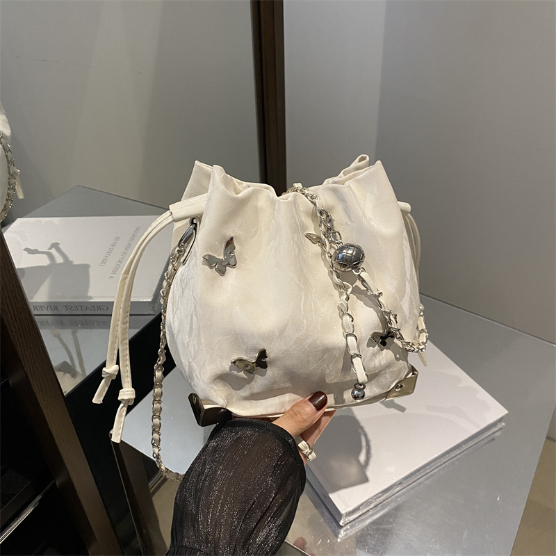 Alta textura mariposa decoración de hombro mochila 2024 verano nuevo nicho de diseño de cadena con bolsas de cubo