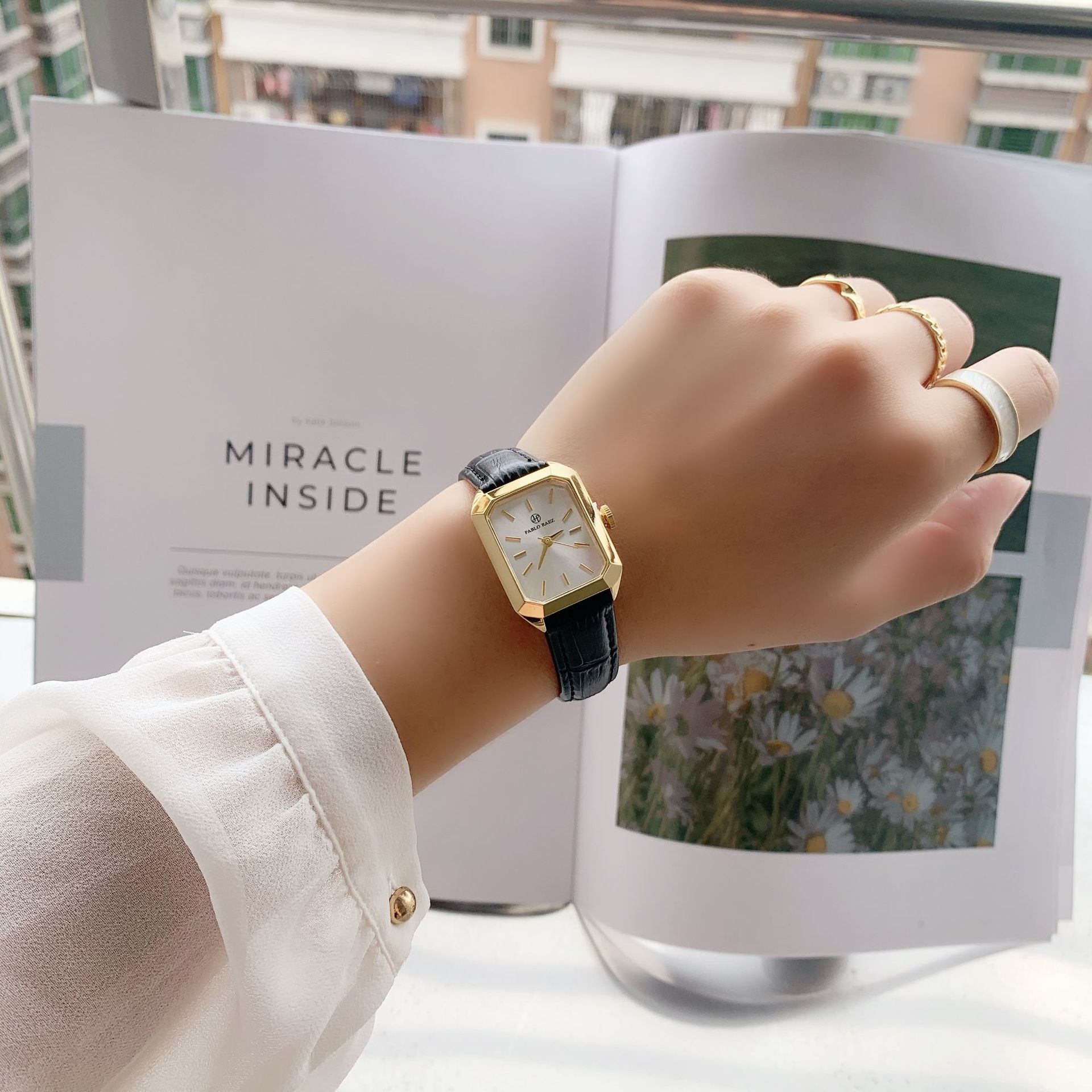 Nuovo piccolo orologio verde di lusso leggero Cintura casual alla moda Orologio da donna Quadrante quadrato Orologio da lavoro Regalo di fascia alta per impiegati e studenti_voghion.com