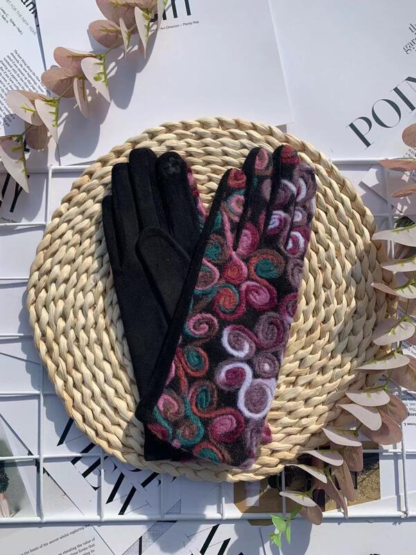 冬のスエードの手袋の女性の手の甲の刺繍の保温の手袋は手袋の屋外のタッチパネルに乗ることに乗ります。|undefined
