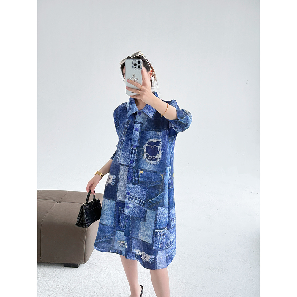 Váy liền thân denim in họa tiết, dáng suông cổ trụ, dài trung bình — Màu xanh lam