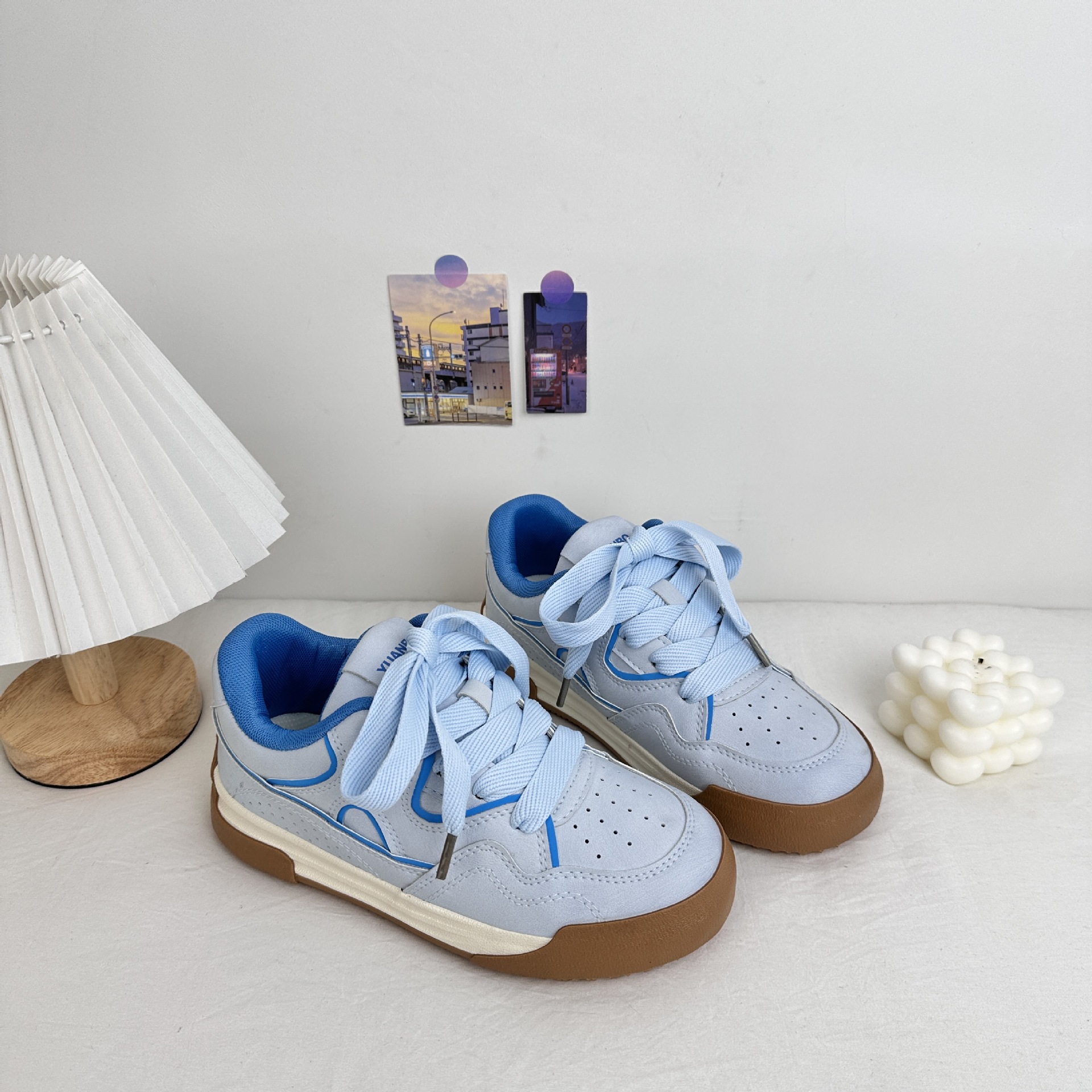 Yuanbo 2025 primavera nuevo estilo zapatos de tabla de grosor estudiantes zapatos de lona casuales de todo fósforo estilo de Hong Kong zapatos blancos pequeños