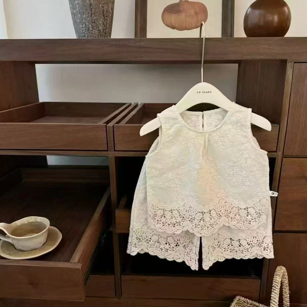 2025 New Summer Girls' Lace Sleeveless Vest Top Suit, Fashionable Children's Casual Wide-Leg Pants Two-Piece Set