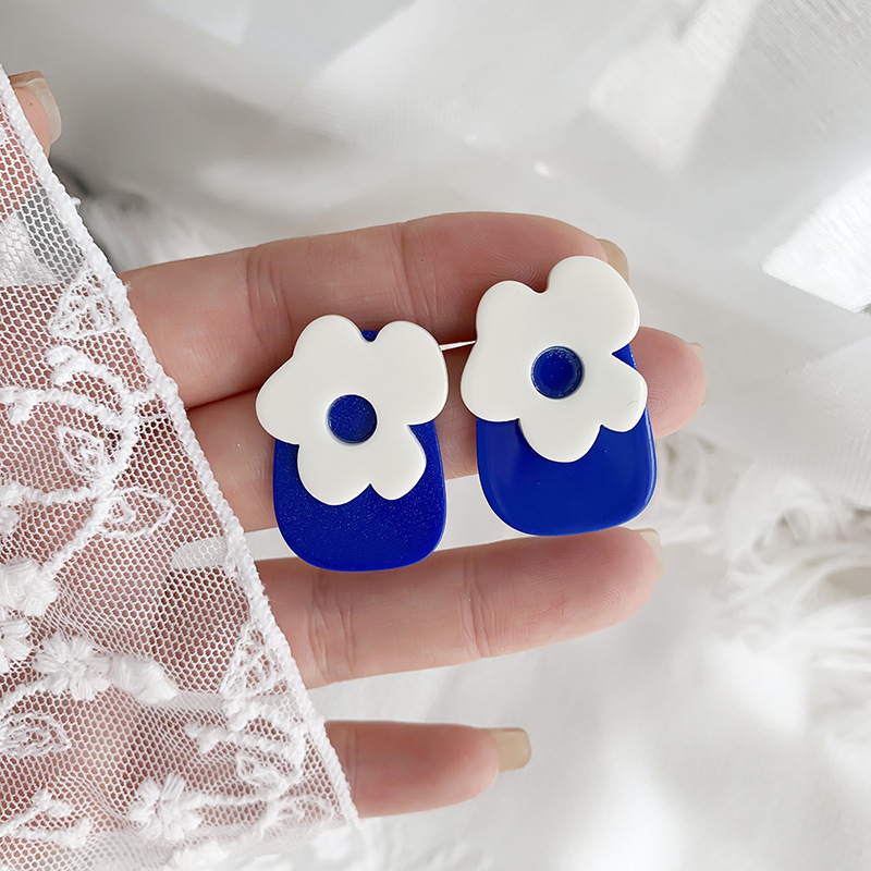 Blue White Small Flower Stud Earrings Wholesale Nihaojewelry display picture 9