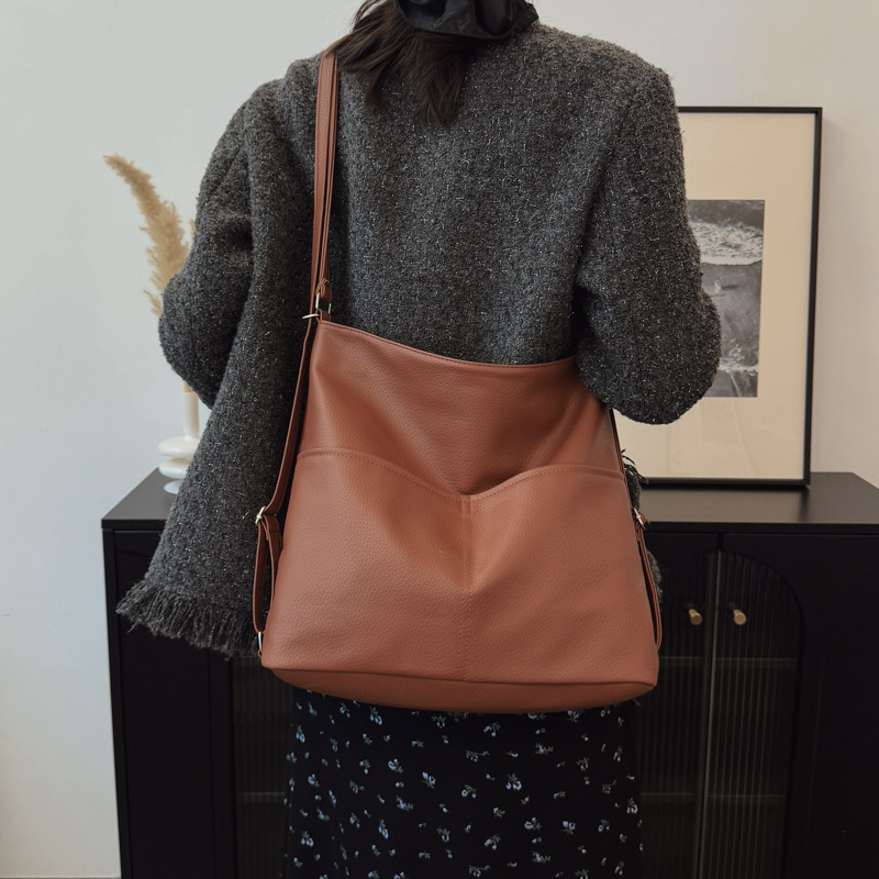 Bolso de invierno para mujeres 2024 nuevo estilo simple bolso de brazo de viaje de gran capacidad bolso de hombro de alta calidad sensación bolso