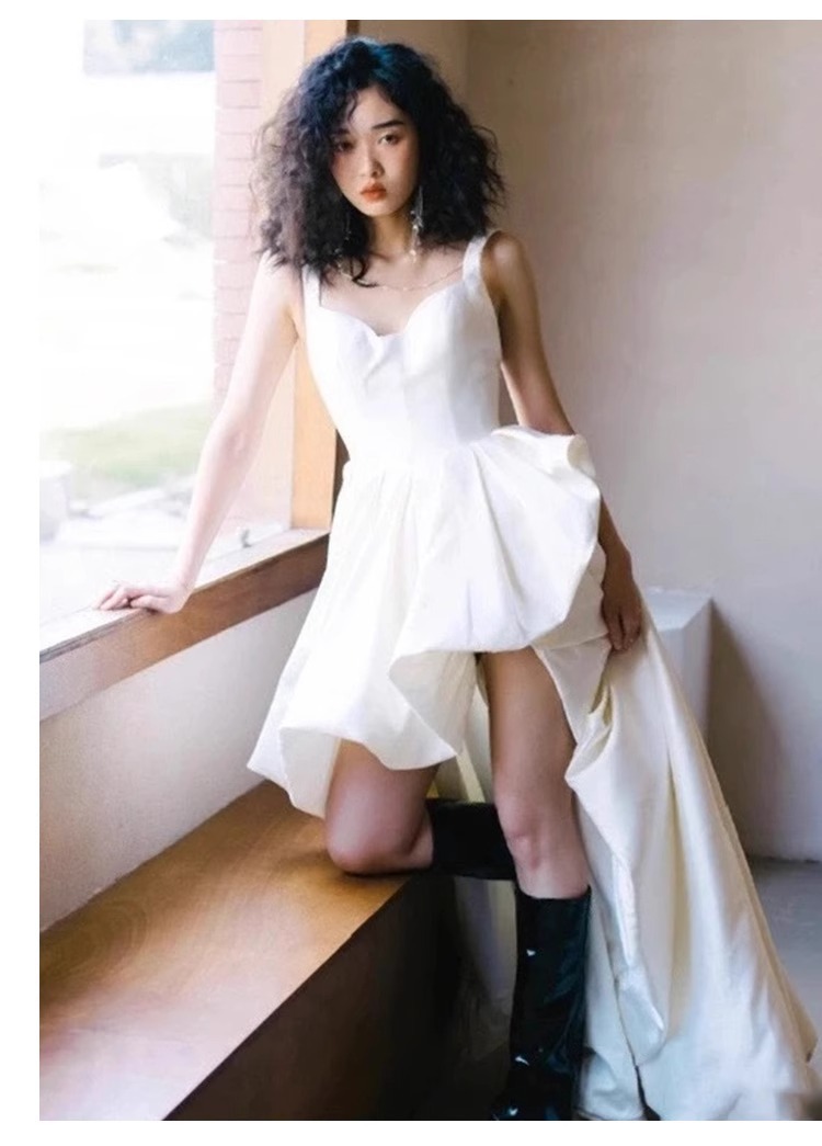 Abito da sposa elegante in raso stile mori con spalline_voghion.com