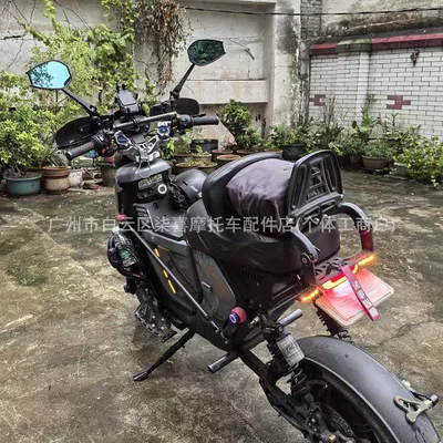 UU/UE/UY125 Little Dolphin modified: Large field of view rear view auxiliary mirror